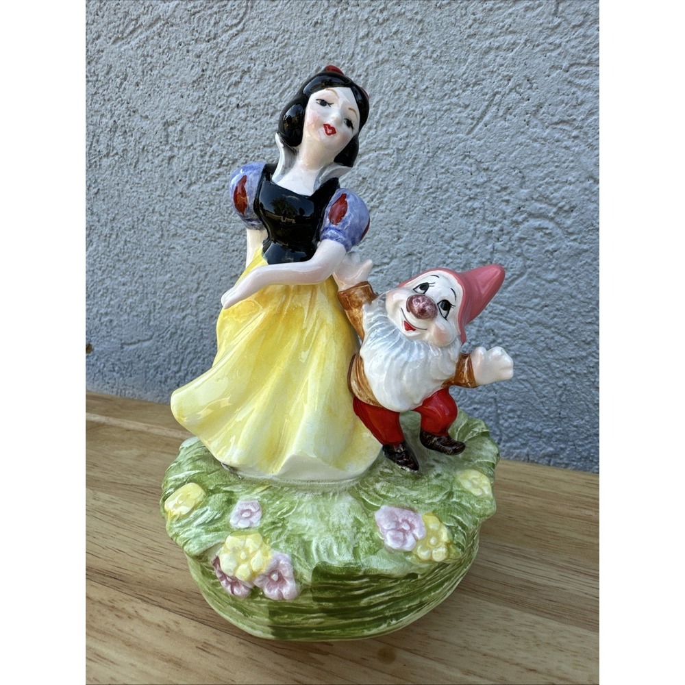 Disney Schmid Snow White & Dwarf Music Box‎ "Someday My Prince Will Come" VTG